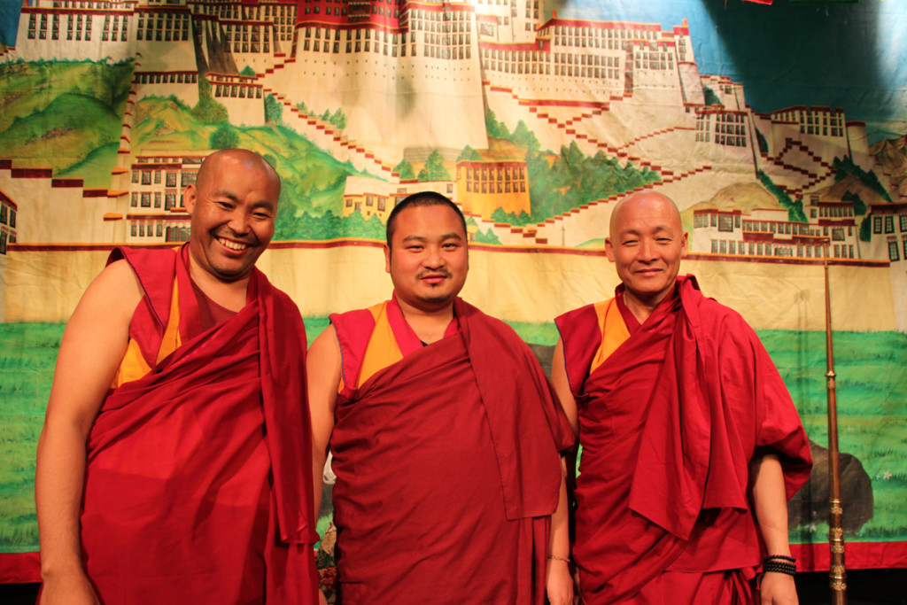 El Lama Jampa Chopor junto al venerable  Jangcchub Rimpoché y el venerable Gueshe Lobsang Tendar
