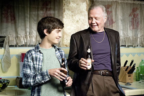 Jon Voight en una escena de Ray Donovan junto a su nieto en la ficción