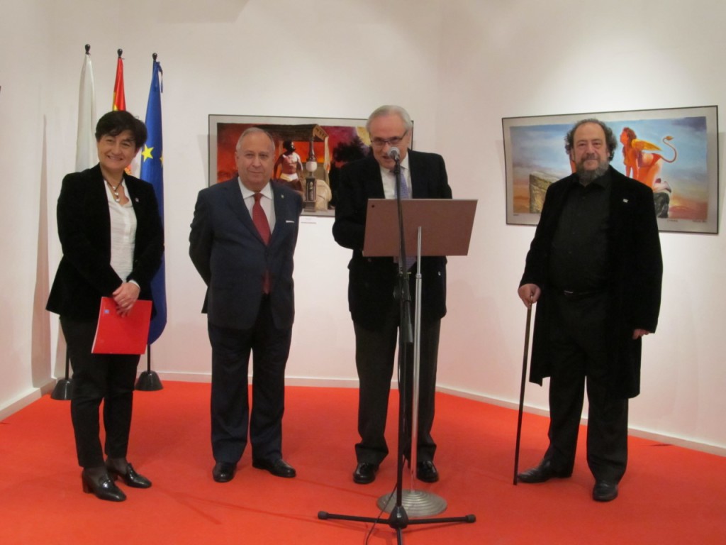 La delegada de Andalucía, Candela Mora, el doctor José Carro, el delegado de la Xunta, José Ramón Ónega, y el autor de la exposición J. Méndez 
