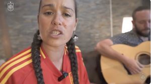 Isabel Aaiun cantante de la seleccion española fde futboll potra salvaje