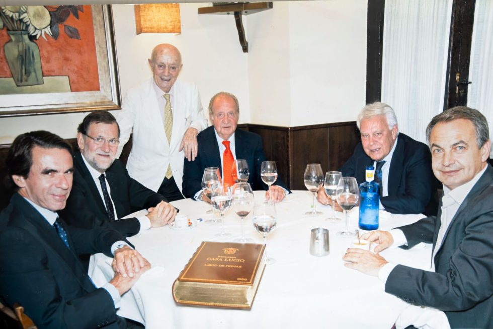 El Rey Juan Carlos con Lucio y cuatro presidentes de gobierno de España Zapatero , Rajoy, Aznar y Felipe Gonzalez